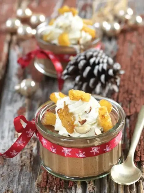 Mousse au chocolat, ananas rôtis et sa chantilly à la menthe